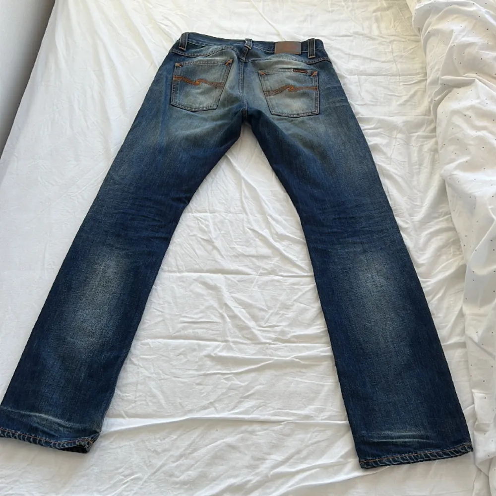 Snygga jeans från Nudie Jeans.  inte för baggy och verkligen inte för tighta. skick 8/10. Jeans & Byxor.