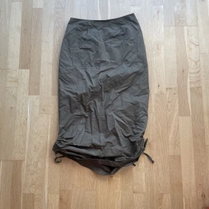 Maxi skirt  - Säljer denna ursnygga maxi kjolen som tyvärr är för stor & lång för mig :( Jättesnygga snörningar längst ner på sidorna 