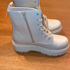 Boots - Boots från skopunkten, i storlek 37. Dem är aldrig använda, nytt pris 400 jag säljer för 230 kr. 
