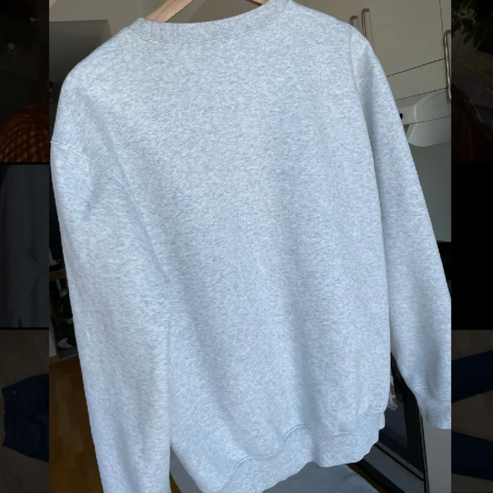 Jätteskön ljusgrå Carhartt tröja i storlek Medium. Köpt ca 1 år sen och inte använd så mycket. Bra boxy passform och bra kvalite, nypris ca 1000kr.  Möts i Lund/Malmö eller fraktar (50kr). Hoodies.