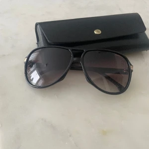 Solglasögon Carrera  - 60mm | 9/10 skick | unika och stilrena. Köpta på Zalando för 1799. Fodral o putsduk följer med. Pris kan diskuteras 