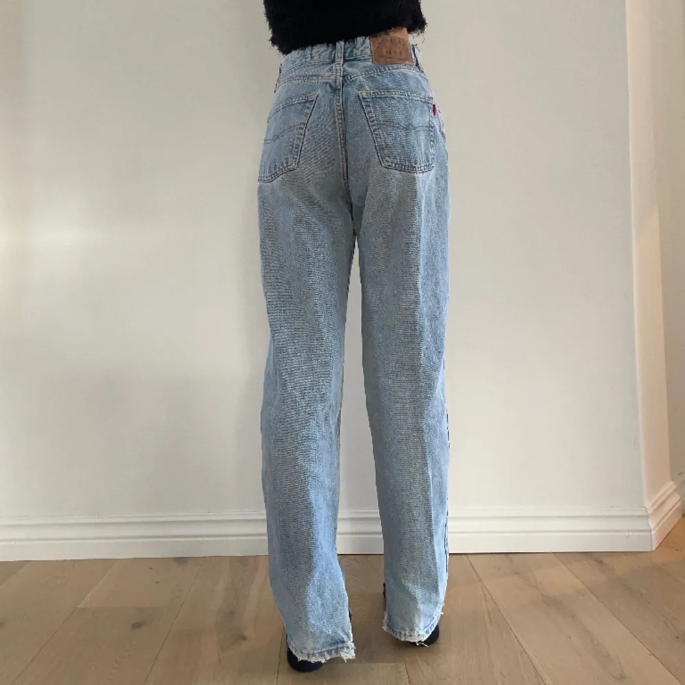 Super snygga vintage jeans. Med smittar ned till, tyvärr lite slitna vid skrevet men inget som syns därför säljer jag billigt. Jag är 1,65 cm lång, midjemåttet är 37 cm, innerbenslängden är 77 cm.. Jeans & Byxor.