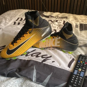 Fotbollsskor  - Säljer nu mina Mike Mercurial Vapor XI. Skorna var alldeles för stor för mig och använde dem där av endast på 2 träningar. Skick:9/10 Nypris 1500 Storlek: 41  