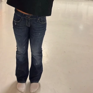 LOWWAIST FLARED JEANS - supersnygga mörkblå lowwaist jeans från MAVI⚡️⚡️  Modellen är ca 157 Mått (cm): Midja 38 Lår 23 Ytterbenslängd 94 Innerbenslängd 72 Bootcut 19  