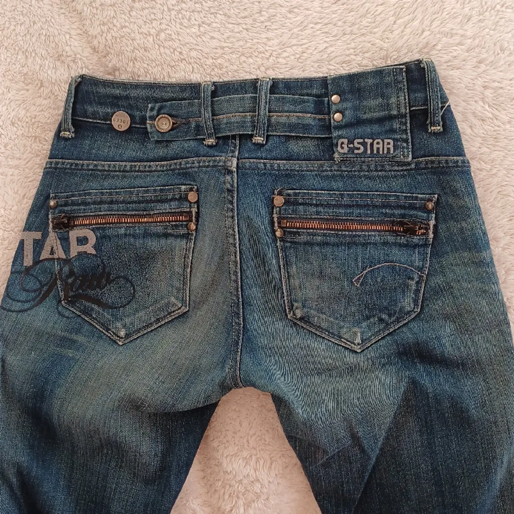 Lågmidjade jeans med fina detaljer som jag köpte för inte så länge sen, tyckte att dem var jättefina men passar mig inte så bra💔 säljer därför vidare 😊 Allt i bra skick!. Jeans & Byxor.