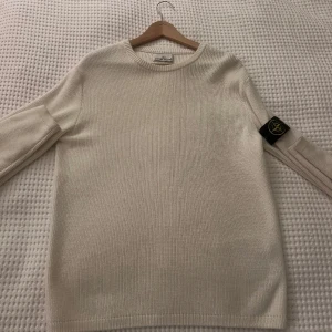 Stone island sweatshirt  - Tja, jag säljer nu min sprillans nya stone island sweatshirt. Den har ej kommit till använding då den va för stor och jag ej kunde lämna tillbaka den. Varan är köpt på nk för 4300kr. Materialet är bomull. Frågor eller funderingar skriv!!!😁