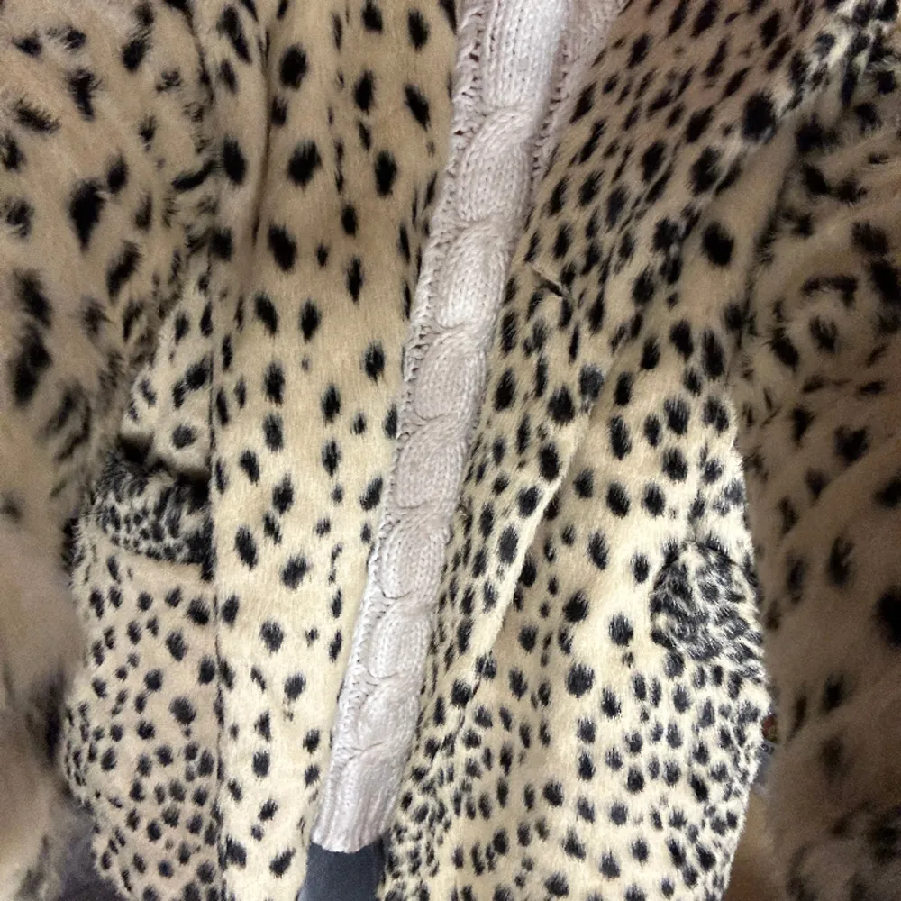 Pälsjacka från BikBok i leopard mönster. Storlek L men passar snyggt oversized på S/M❤️ . Jackor.
