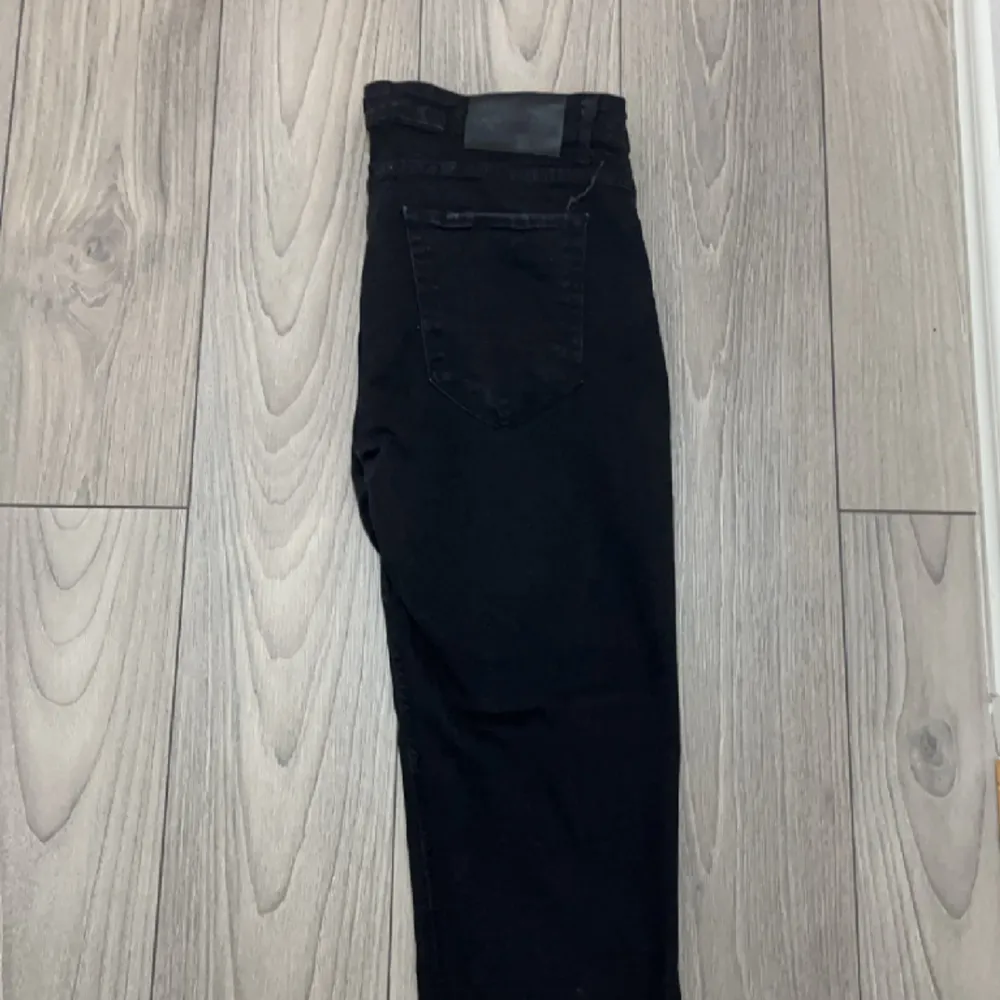 Dior jeans hel svarta , storlek 38. Jeans & Byxor.