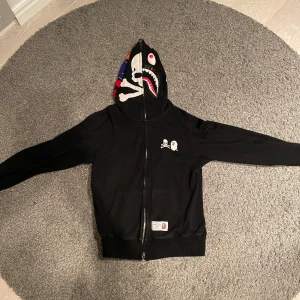 Bape X mastermind japan storlek S - Perfekt för hösten och jätte skönt material!