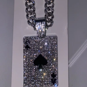 Kedja - Säljer min kedja som är helt ny det är inte riktiga diamanter men det är rostfritt stål (pris kan diskuteras vid snabb affär)