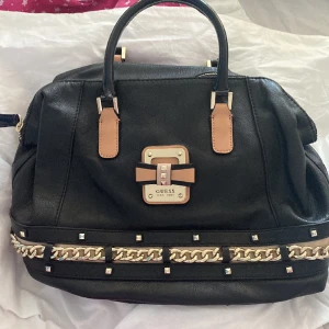 Guess handväska - Så himla snygg guess väska i jätte fint skick, bra förvaring och fina detaljer! Dust bag följs med! 