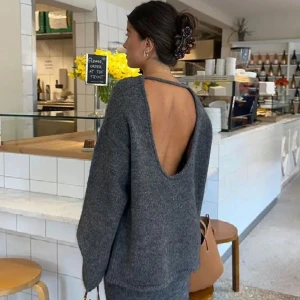 Stickad tröja❤️ - Säljer denna otroligt eftertraktade tröjan från Gina tricot💘 slutsåld överallt och endast testad, därför i nyskick🙏🏻 öppen rygg och så mysig