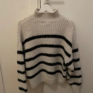 Stickad tröja - Så fin stickad tröja vit med svarta ränder🩷 Skriv för fler bilder elr info
