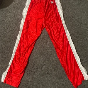 Vintrige Wilson byxor - De har knappar hella vägen på sidorna. 