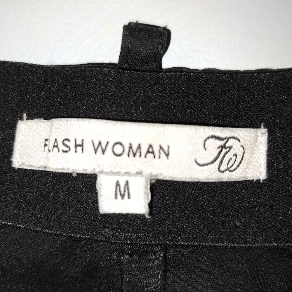 Kostymbyxor från Flashwoman Supersnygga kostymbyxor utan defekter som jag säljer p.g.a garderobsrensning 2 fickor där fram och 2 låtsas fickor bak. Skriv om du har frågor om mått, fler bilder m.m . Jeans & Byxor.
