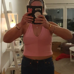 Oanvänt rosa halternecklinne  - Halterneck linne i nyskick . Strl Medium.  Fint ribbad och väldigt len samt mjuk.