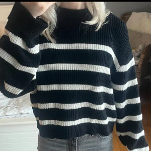 Stickad tröja - Säljer min stickade tröja från H&M i storleken Xs. Tröjan är inte så mycket använd och köptes för 249kr men säljer för 99kr💕