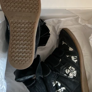 Isabel Marant Sneakers - Säljer dessa Hawaiian Sneakers från Isabel Marant, skriv för fler bilder🖤