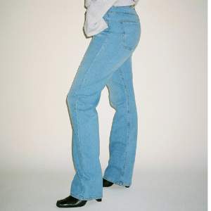 Säljer mina fina djerfavenue jeans (straight jeans mid blue - Tall)💙 Prisvärda jeans med bra kvalite! Säljer då dom inte kommer till användning längre. Nypris: 1 299 kr. Mitt pris: 700 kr