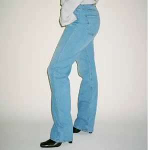 Djerfavenue jeans - Säljer mina fina djerfavenue jeans (straight jeans mid blue - Tall)💙 Prisvärda jeans med bra kvalite! Säljer då dom inte kommer till användning längre. Nypris: 1 299 kr. Mitt pris: 700 kr