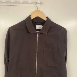 East west overshirt - Brun. Passar M. Knappt använd. Nypris 1000kr. 