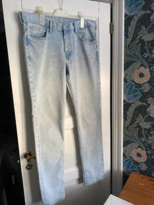 Ljusblå jeans i storlek 34/32 i slimfit. Fint skick och passar till alla tillfällen!