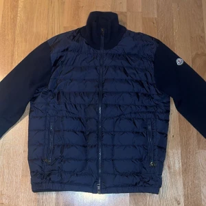 Moncler Padded Wool Cardigan - 3500kr endast idag! Säljer denna då jag vill köpa annat. Den är 100% äkta och köpt ifrån garmsmarket (kvitto finns). Inga fel med den och den är i nyskick