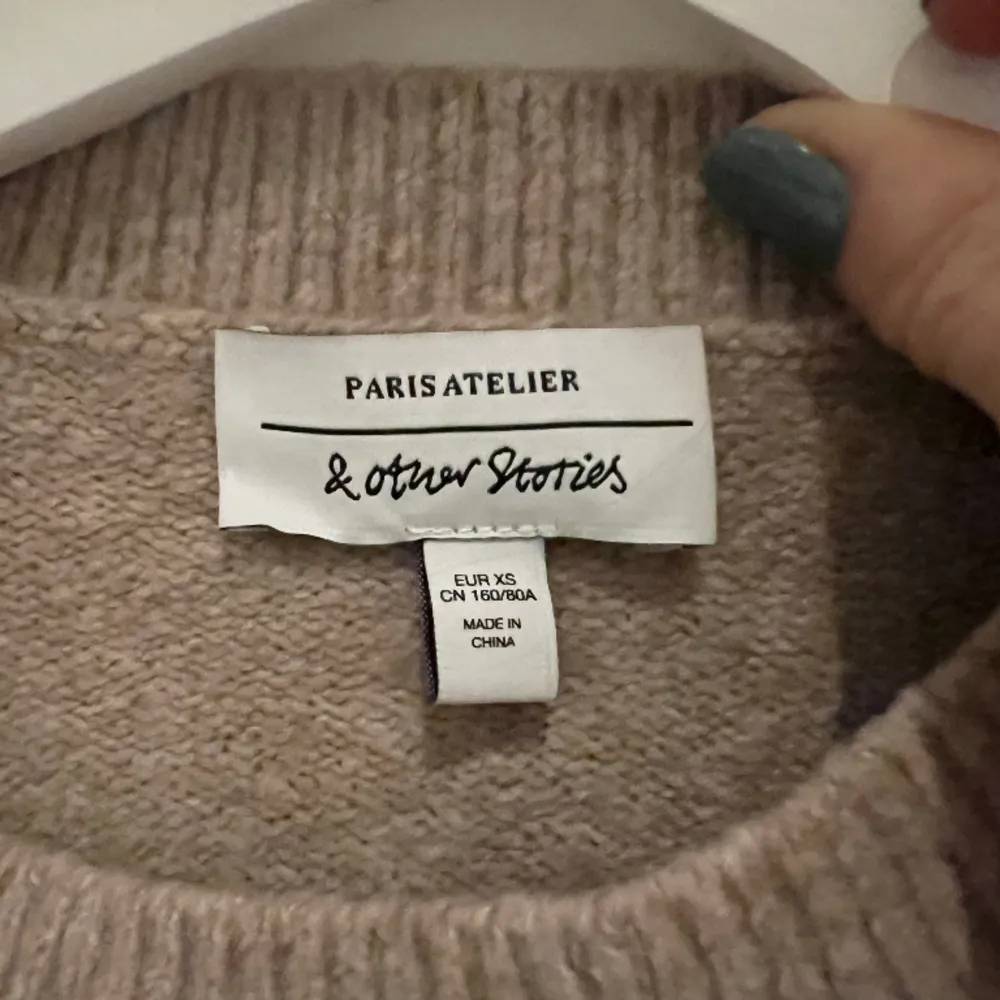 Beige stickad tröja från Other stories! Såå fiiin. Storlek XS men känns som en S 🩷 ord pris: 490kr. Bra skick, inga defekter. Endast använd ett fåtal gånger.. Stickat.