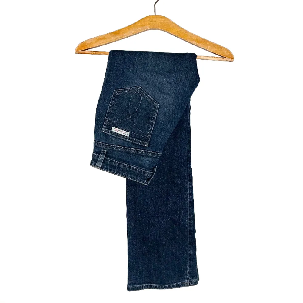 Vi är ett UF-företag som älskar och säljer jeans!💙 Köparens går för frakt💙. Jeans & Byxor.