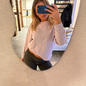 Ljuslila sweatshirt - Sweatshirt från monki i pastell lila