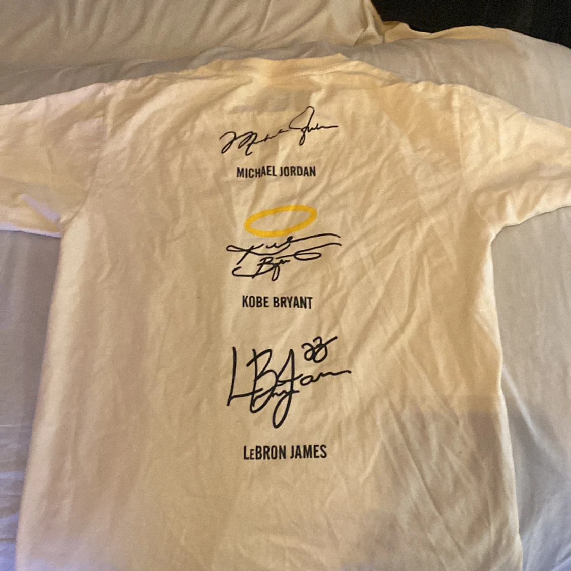 En snygg tröja som är bra för streetwear och kanske andra stiler. - 90