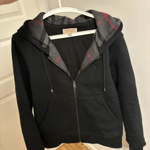 Burberry zip up svart - Tjena, jag säljer denna nyköpta koftan eftersom att den är lite för stor på mig. Äkthetsbevis finns. 