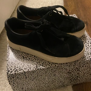 Svarta eytys  - Säljer mina svarta eytys i modellen doja då dom är för små. Skriv privat för egna bilder. 