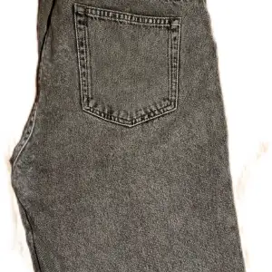 Hej, säljer dessa snygga Grunt jeans. Skick 8,5/10. Storlek 28/30.