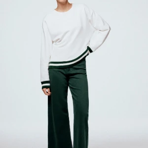 Sweatshirt - Snygg dweatshirt från Zara med gröna detaljer på ärmarna och kragen. Köpt i storlek L för lite mer oversized känsla på mig som normalt har S (sitter typ som på bilden).  Köpt för 349 kr. Använd fåtal gånger. Köpare står för frakt.