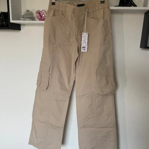 Beige Cargo Trousers  - Fina Cargo byxor från Gina som aldrig kommit till användning, så i bra skick. Det är str S men passar mig som vanligtvis har XS. (Pris kan diskuteras) ❤️
