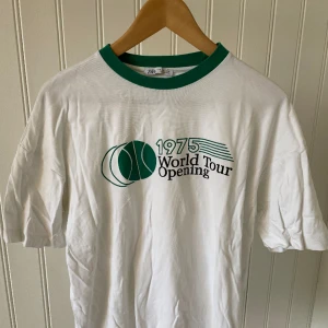 T-shirt Zara - Tjena! Säljer denna t-shirt från Zara. Storlek M ☝️ pris 75kr plus frakt 📦 Kontakta om du har fler frågor! 🤩