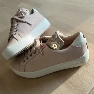Sneakers från Michael Kors i fint skick, använd endast 1 gång. 🌸