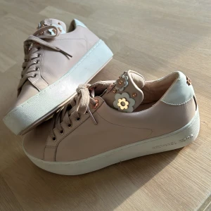 Skor från Michael Kors - Sneakers från Michael Kors i fint skick, använd endast 1 gång. 🌸