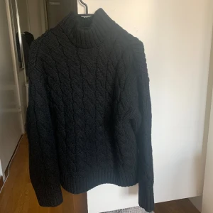 Stickad tröja  - Kabelstickad tröja från H&M Divided i storlek S. Använd vid ett tillfälle så i nyskick. 