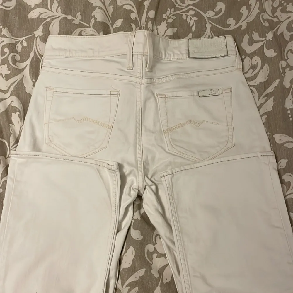 Snygga vita jeans, för långa för mig som är 164, inga defekter . Jeans & Byxor.