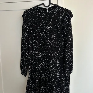 Prickig klänning  - Använd en gång, nyskick Strl s