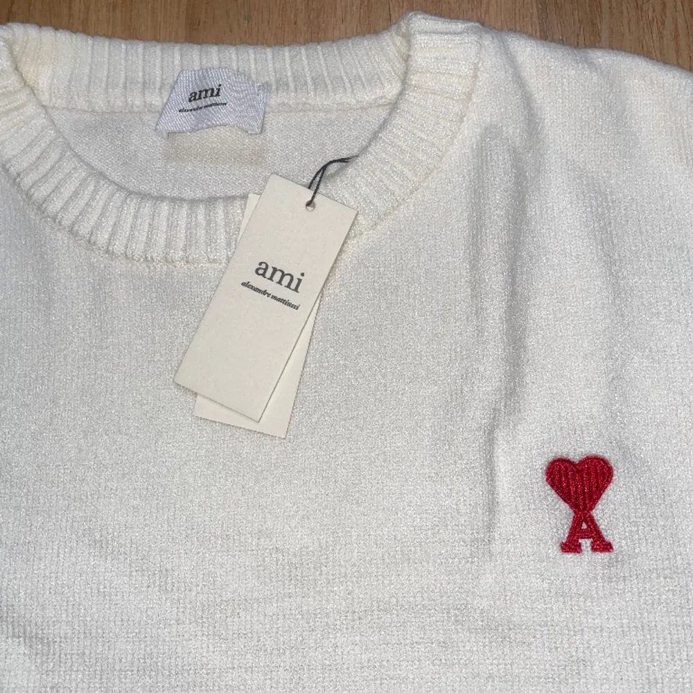 En väldigt fin sweatshirt från ”Ami Paris” i nyskick 10/10. Tags sitter fortfarande kvar. Den är i size S men passar M (Pris kan diskuteras).. Tröjor & Koftor.