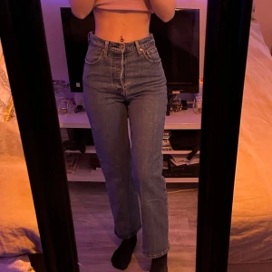 Levi’s Ribcage Straight Jeans  - Mycket fina Levi’s Jeans som är lite korta för mig då jag är 1,77cm, är inte helt säker på längden men tror dom är i längden 30  Storlek 26  Originalpris 1150kr