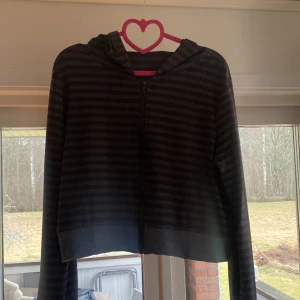 Randig kort hoodie  - Randig kort hoodie i storlek L, men skulle säga att sitter mer som storlek M. ”Luftigt” material. Använd ett par gånger, men inget fel på den. Säljer nu då den inte kommer till användning längre🤍