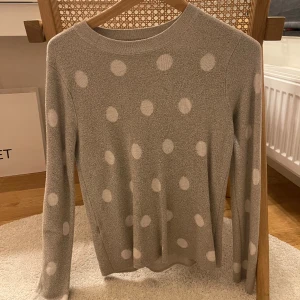 Långärmad tröja - Långärmad tröja med lite skimmer/ glitter i sig. Fint skick!