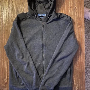 Ralph Lauren Cardigan - Otroligt snygg raffe cardigan perfekt nu till våren! 9/10 skick😍 Strl L men passar M också💯 