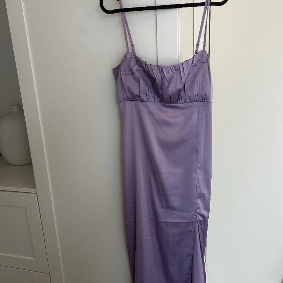 Lila klänning med slits