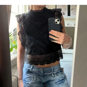 Svart spetstopp - Fin svart spetstopp från Only.  Obs:lånad bild