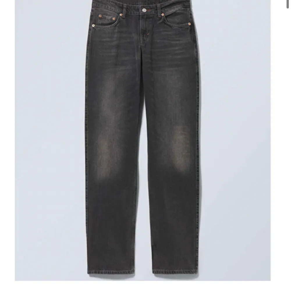 så snygga low waist jeans från weekday! (färg: noir black) ganska använda men det syns inte! jeansen har dock en defekt, se bild 3. Jag har sytt med svart tråd och det är vid skrevet så man ser ändå inte! Säljer för ganska billigt. (syns inte alls) 💞. Jeans & Byxor.